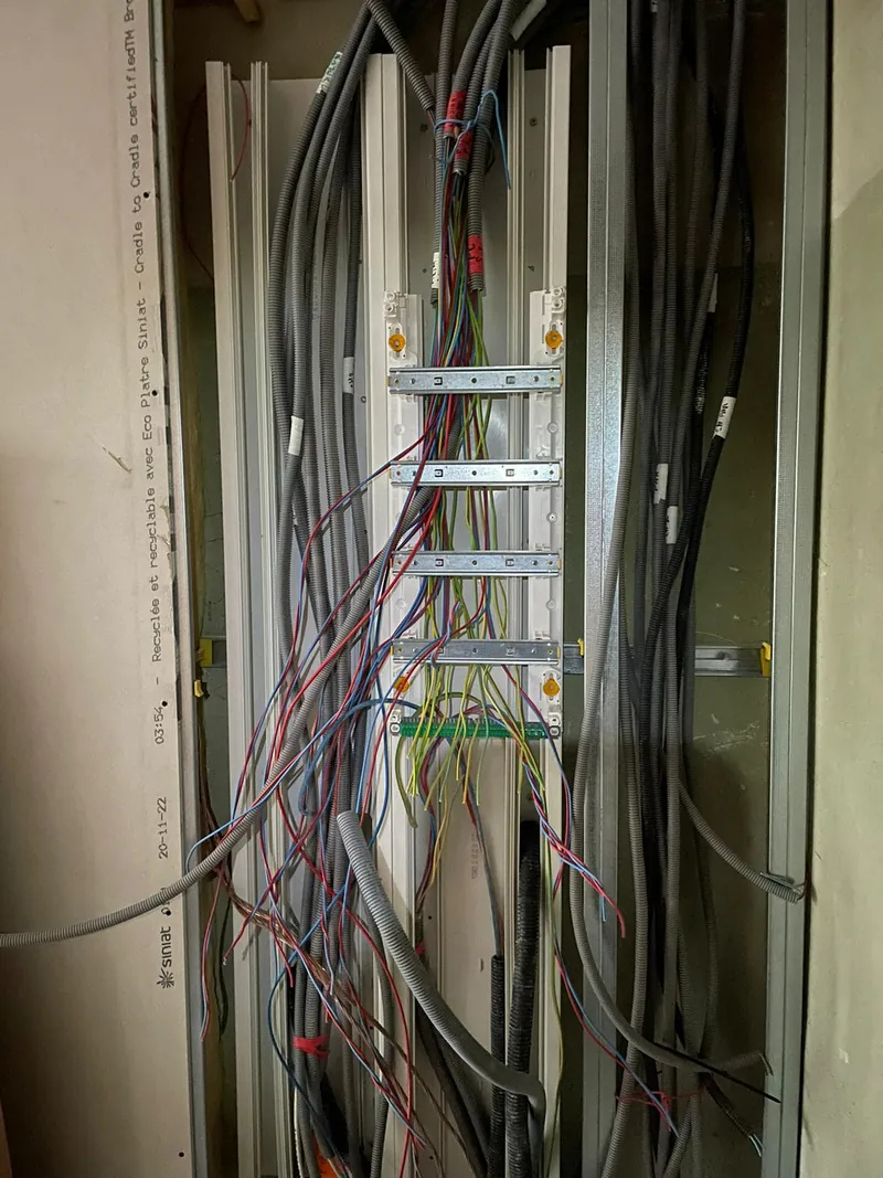 Câblage d'une gaine technique en cours de chantier