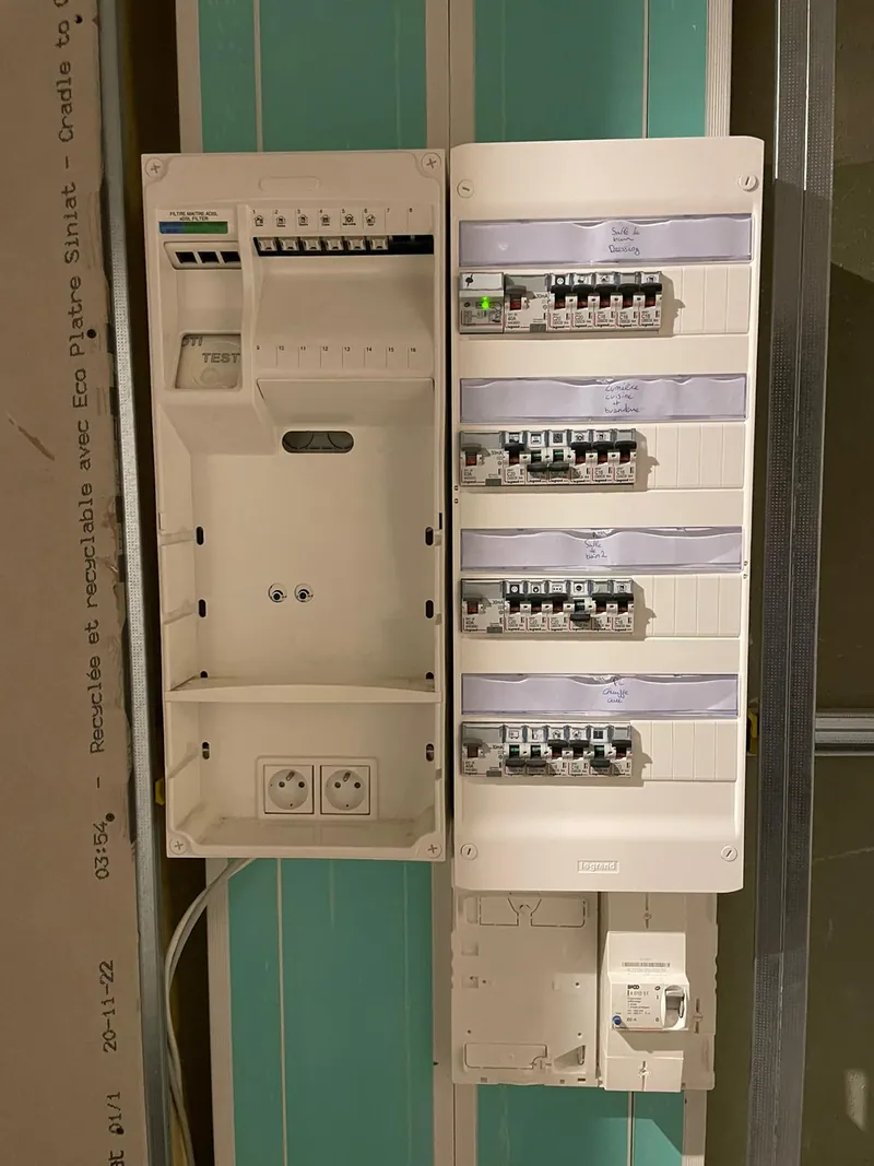 Gaine technique logement avec tableau électrique et tableau de communication